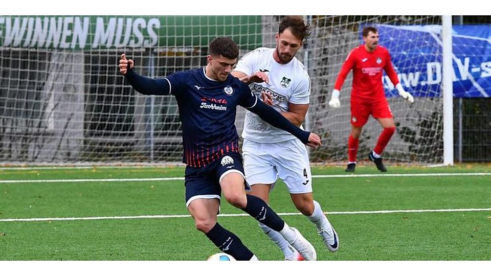 Ein Duell, das es so erst mal nicht mehr geben wird: Marienborns Jonas Hofmann (weißes Trikot) versucht, Gianni Auletta zu stellen.