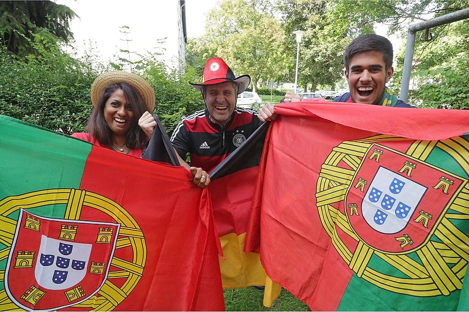 Peppi, Walter und Marcel Lux (von links) drücken die Daumen - für Portugal.   Archivfoto: Volker Dziemballa