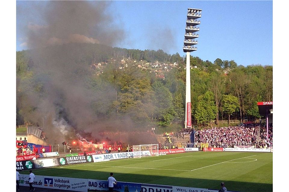 Fans des FSV Zwickau zünden vor dem Sachsenpokalfinale im Stadion Pyrotechnik. Foto: dpa