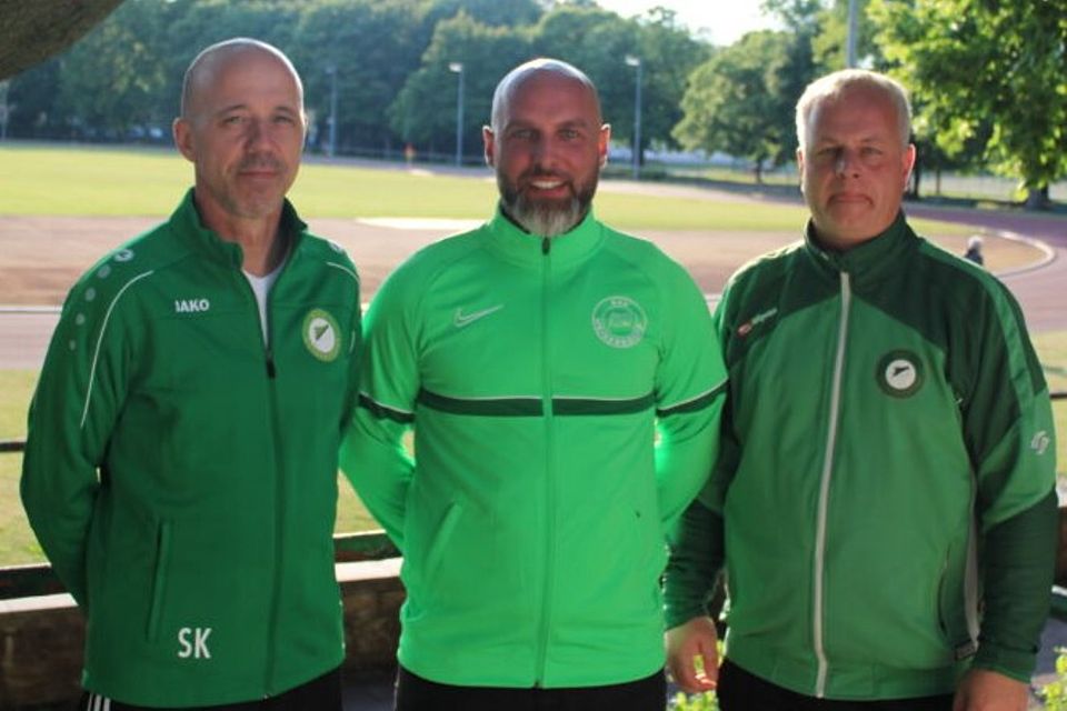 Steffen Kögler (Geschäftsführer), Stefan Hohnstein (neuer Cheftrainer) und Thomas Habryka (2. Vorsitzender) bei der Vorstellung.
