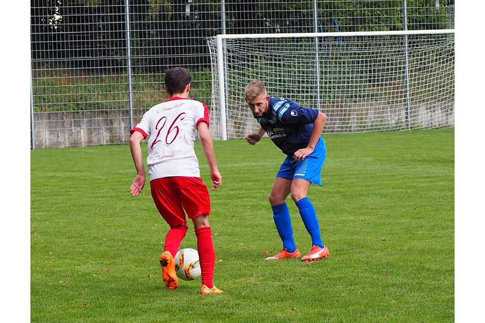 Unter Beobachtung: Cannstatts Rafaele Campanile (li.) gegen Tim Wagner (VfB Obertürkheim) Foto: Dominik Florian
