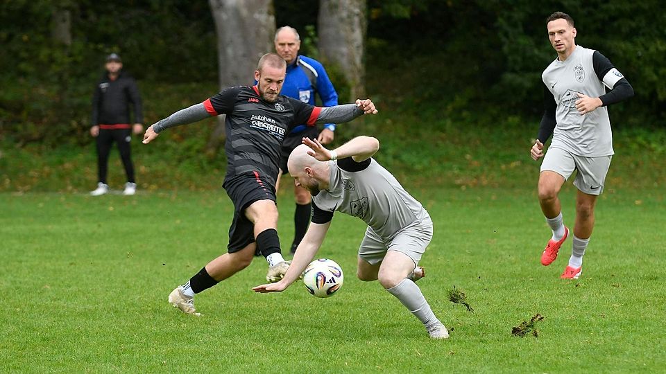 Ihren ersten Saisonsieg feierten Alexander Kutzmutz (re.) und der ASC Geretsried, während die SG Reisach um Lukas Steer (li.) erneut leer ausging.
