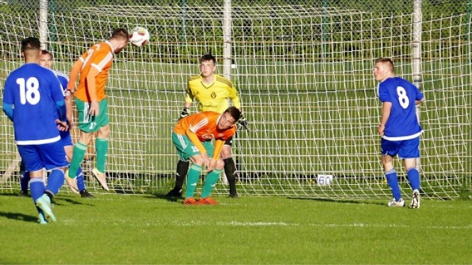 In dieser Szene köpft Mirco Tatje das 3:0 für SFL Bremerhaven, nachdem der Angreifer bereits in der fünften Minuten das hundertste Saisontor für die Heidjer schoss. Tajte legte noch zwei Treffer nach und rangiert nun mit 22 Toren auf Platz vier der Torjägerliste. Foto: Volker Schmidt