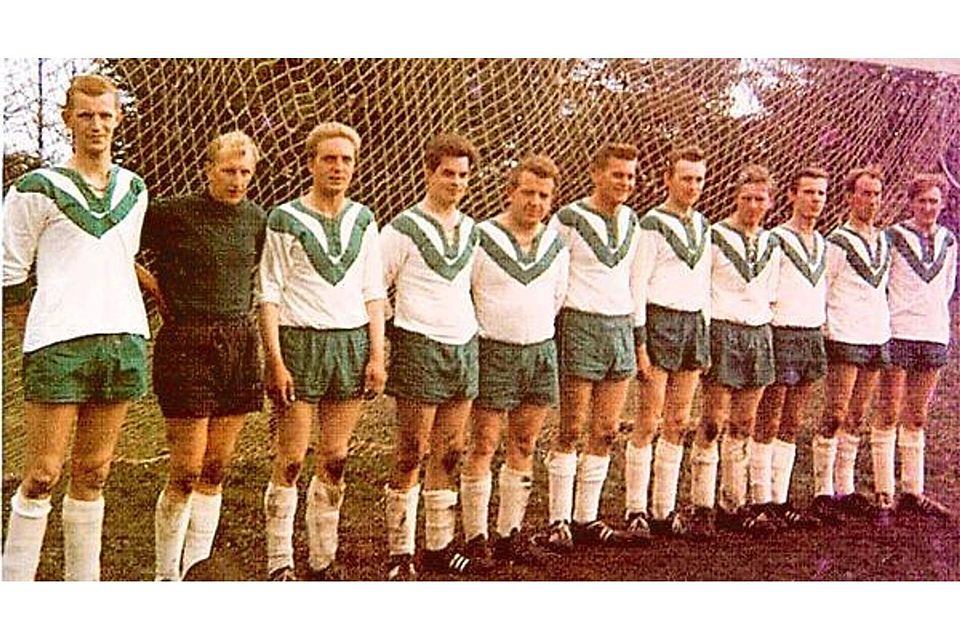 Die erste Mannschaft des FC Godensholt 1964 (von links):  Gerald Post, Helmut Oetje-Weber, Erich Hoffbuhr, Horst Droste, Rudi Lohmeyer, Rolf Brüntjen, Manfred Garcewski, Dieter Bernd, Hartmut Daumann, Werner Baumann, Martin Soorholz. Verein