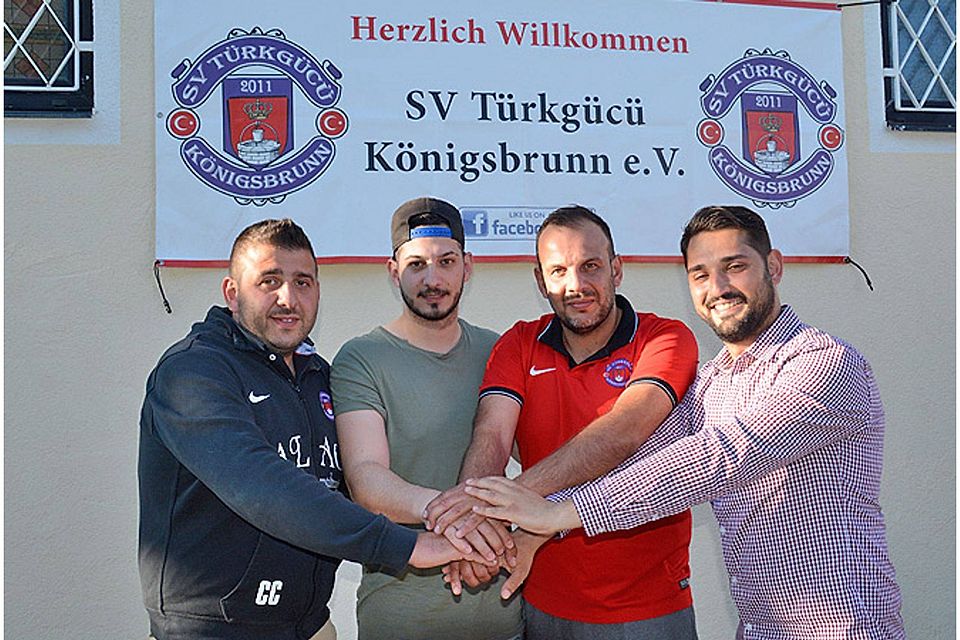 Auf eine gute gemeinsame Zukunft legen die Vier vom SV Türkgücü Königsbrunn die Hände ineinander: (von links) Vorsitzender Cüneyt Celik, Trainer Burak Tok und Mehmet Celik sowie Abteilungsleiter Taner Zan.  Foto: Reinhold Radloff