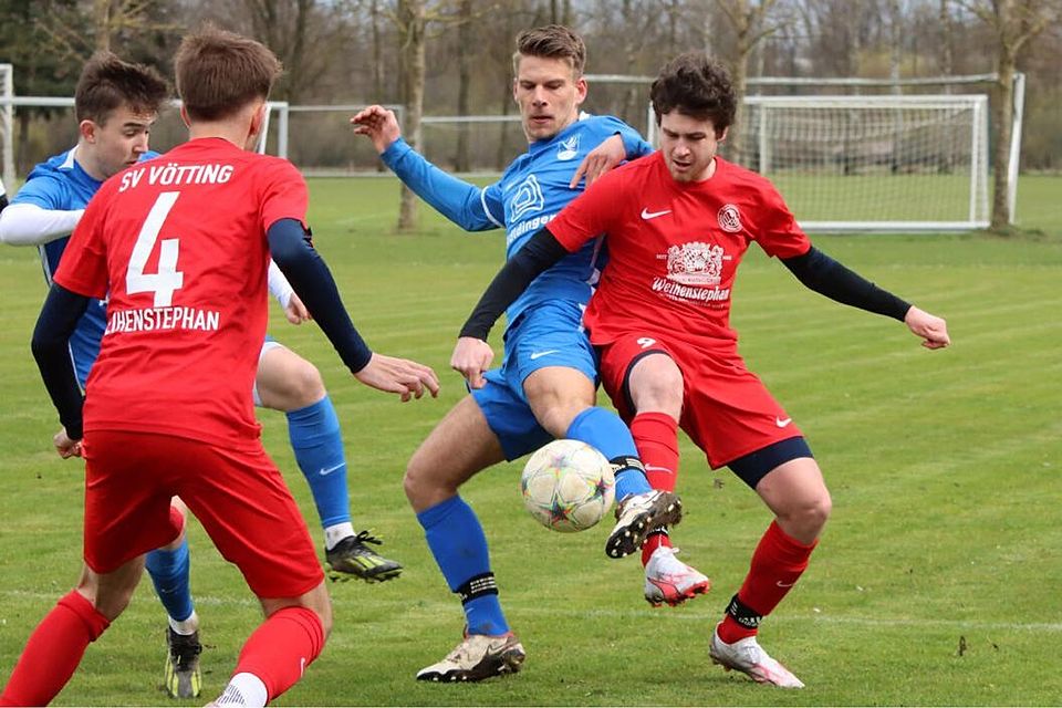 Klappt‘s endlich mit dem ersten Saisonsieg? Die Kicker des SV Vötting um Andreas Fretz (r., rotes Trikot) bekommen es am Sonntag mit dem SV Kranzberg zu tun.