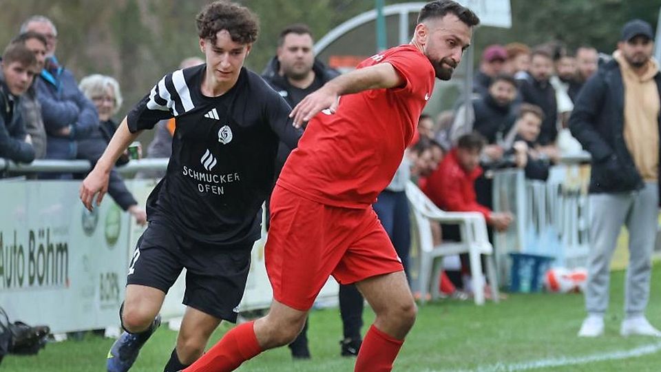 Voller Einsatz: Die TSG Steinbach (rechts Haick Gsirijan) kam nach einer Steigerung nach der Pause zu einem klaren Sieg in der Fußball-Kreisoberliga gegen den TSV Günterfürst (links Philipp Strat).	Foto: Herbert Krämer