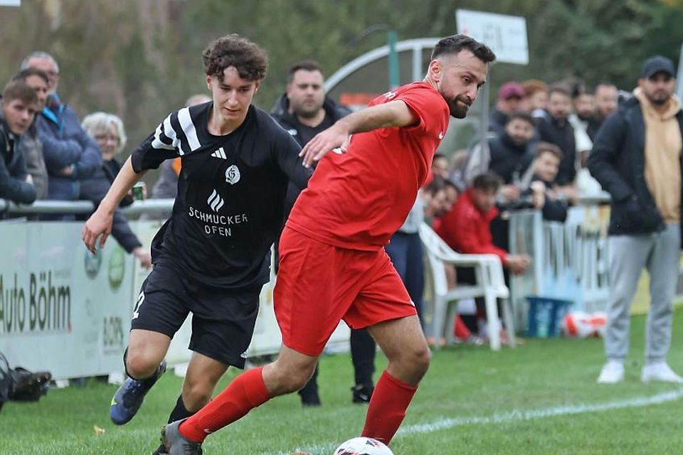 Voller Einsatz: Die TSG Steinbach (rechts Haick Gsirijan) kam nach einer Steigerung nach der Pause zu einem klaren Sieg in der Fußball-Kreisoberliga gegen den TSV Günterfürst (links Philipp Strat).	Foto: Herbert Krämer