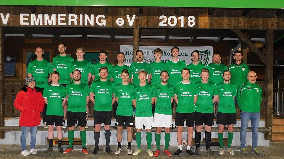 Über neue Aufwärmshirts können sich die beiden Herrenmannschaften des TSV Emmering vor diesem Heimspielwochenende freuen. Gesponsert wurden die Leibchen in den bekannten grün-weißen Vereinsfarben vom Gasthof Bichler in Emmering. Die Herrenmannschaften des TSV bedankten sich ganz herzlich bei Tini (Bild links, rote Jacke) und Peter Mühlbauer vom Gasthof Bichler für die neuen Aufwärmshirts (hinten, v.l.): Simon Wimmer, Felix Herwegh, Kilian Widmann, Markus Spötzl, Seppi Niedermaier, Christof Kirchlechner (2. Abteilungsleiter), Tobias Spagl, Marinus Riedl (2. Schriftführer), Alois Kirchlechner (3. Vorstand), Elvis Nurikic (Trainer), Benjamin Woelk (1. Vorstand) sowie vorne Sponsorin Mühlbauer, Quirin Maas, Johannes Bayer, Andi Kleingütl, Florian Oeckl, Christian Breu, Christoph Niedermaier, Georg Hanslmayer, Tobias Stellner, Michael Niedermaier und Werner Brandl (2. Vorstand).