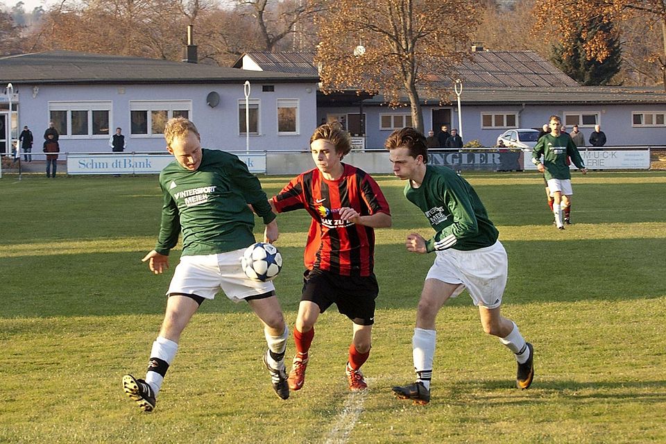 FC Schwandorf (grün) spielt zuhause nur 2:2, Foto: Graf