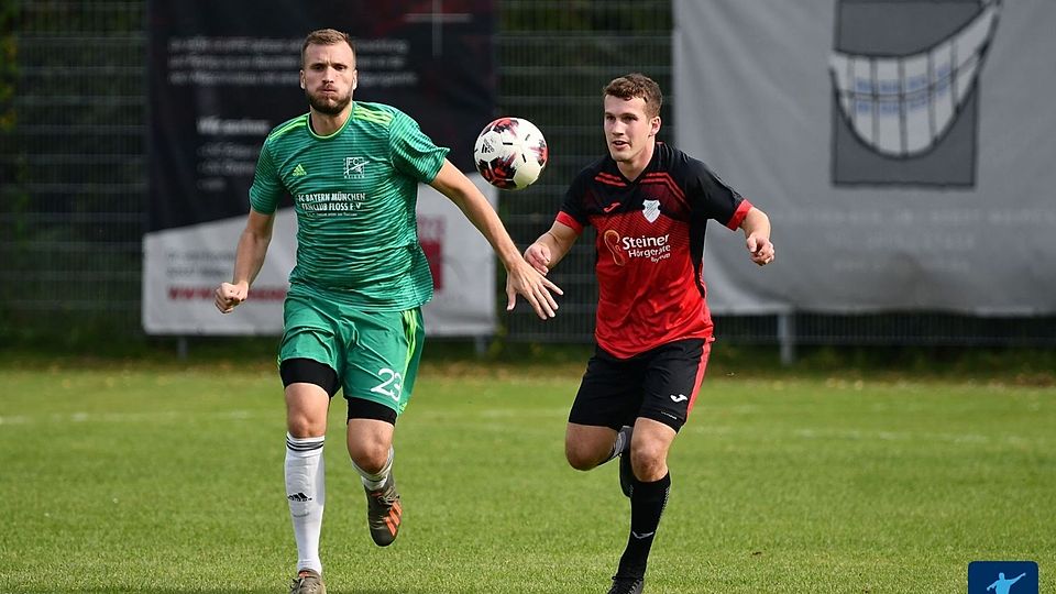 Nach einem 3:0 in Haidenaab (in rot-schwarz) kann der FC Weiden-Ost (links Dominik Forster) die Gläser für die Bierdusche bereit stellen.