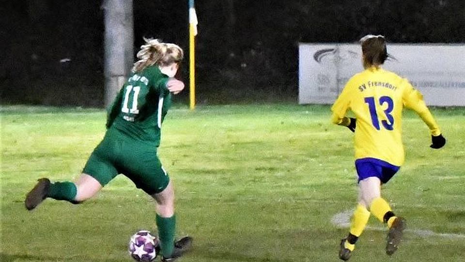 Feuerten aus allen Rohren: Die Forsterner Frauen waren gegen die überforderten Frensdorferinnen 90 Minuten lang auf Torejagd und schenkten den Gegnerinnen sieben Treffer ein. Vroni Auer (l.) traf zum zwischenzeitlichen 5:0 – ihre Gegenspielerin Lilly Beyer kommt hier zu spät.