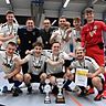 Der SV Cosmos Aystetten ist Augsburger Landkreismeister im Hallenfußball. Stehend von links Maximilian Heckel, Torwarttrainer Tobias Weber, Abteilungsleiter Thomas Paschek, Philipp Toth, Dominik Isufi, Niklas Frank. Vorne von links Kevin Makowski, Tobias Ullmann, Pascal Mader, Edward Schäfer.