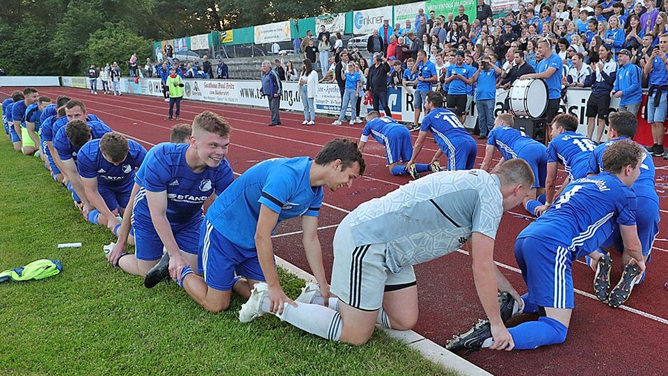 Nach dem 3:0-Erfolg beim TSV Dasing feierten die Spieler des BC Rinnenthal gemeinsam mit den Fans die Meisterschaft.