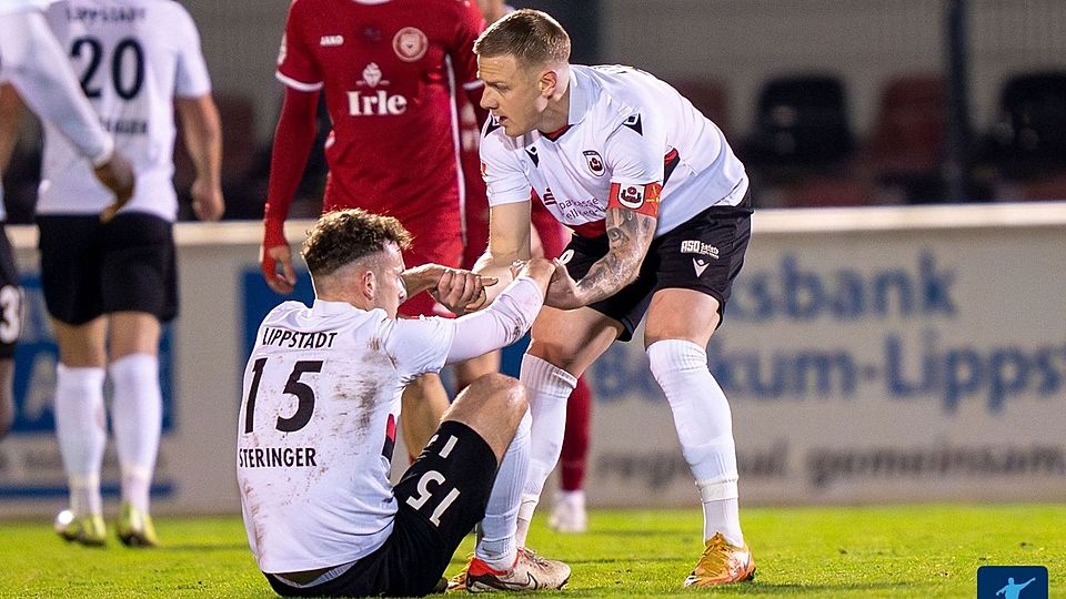 Zwei Führungsspieler des SV Lippstadt 08 unter sich: Kapitän Gerrit Kaiser (rechts) und Janik Steringer.