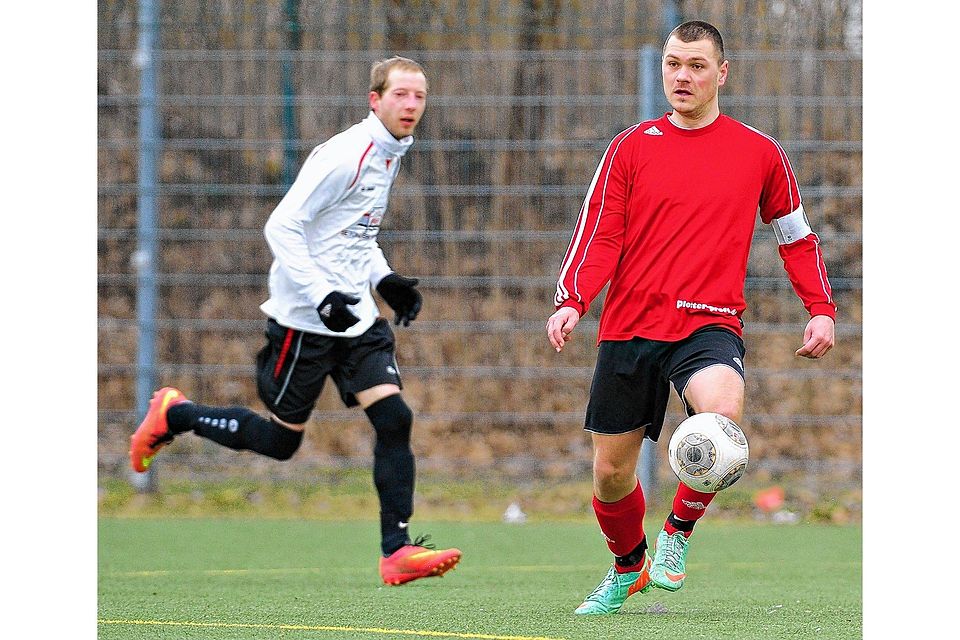 Kapitän André Lübke (am Ball) stellte mit seinen Treffern zum 2:1 und 3:1 den Sieg des ESV Lok Rostock II über Tabellenführer TSV Langhagen/Kuchelmiß sicher. Georg Scharnweber