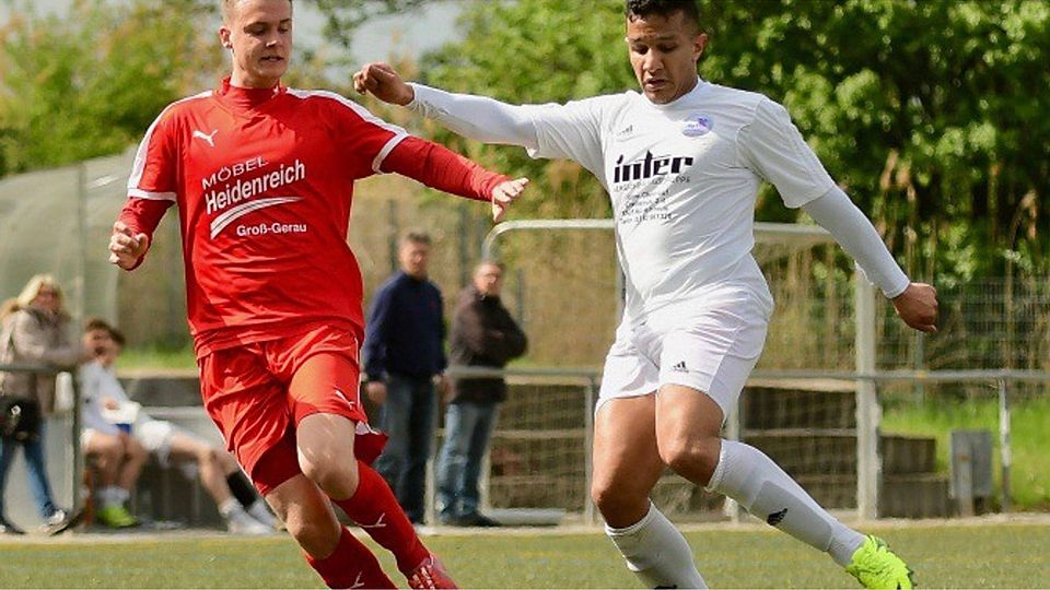 Mann des Spiels: Nils Beißer (links), hier im Duell mit Mörfeldens Jamal Wahid, traf beim Büttelborner 6:1-Erfolg im Derby der Fußball-Kreisoberliga dreimal.	Foto: Uwe Krämer