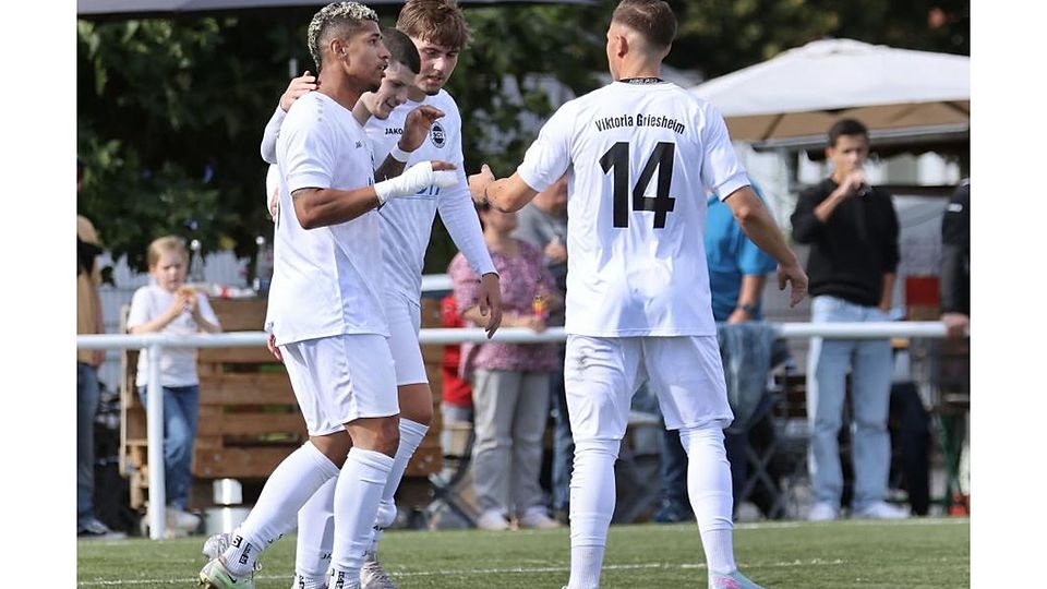 Durchwachsen: Bei Viktoria Griesheim (von links Estevao Borges, Samuel Andolina, Tim Lorenz und Markus Hofmeier) hielt in dieser Saison der Fußball-Gruppenliga immer wieder der Schlendrian Einzug, was Punkte kostete.	Foto: Herbert Krämer