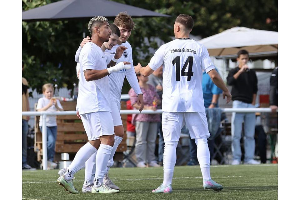 Durchwachsen: Bei Viktoria Griesheim (von links Estevao Borges, Samuel Andolina, Tim Lorenz und Markus Hofmeier) hielt in dieser Saison der Fußball-Gruppenliga immer wieder der Schlendrian Einzug, was Punkte kostete. Foto: Herbert Krämer Durchwachsen: Bei Viktoria Griesheim (von links Estevao Borges, Samuel Andolina, Tim Lorenz und Markus Hofmeier) hielt in dieser Saison der Fußball-Gruppenliga immer wieder der Schlendrian Einzug, was Punkte kostete. Foto: Herbert Krämer