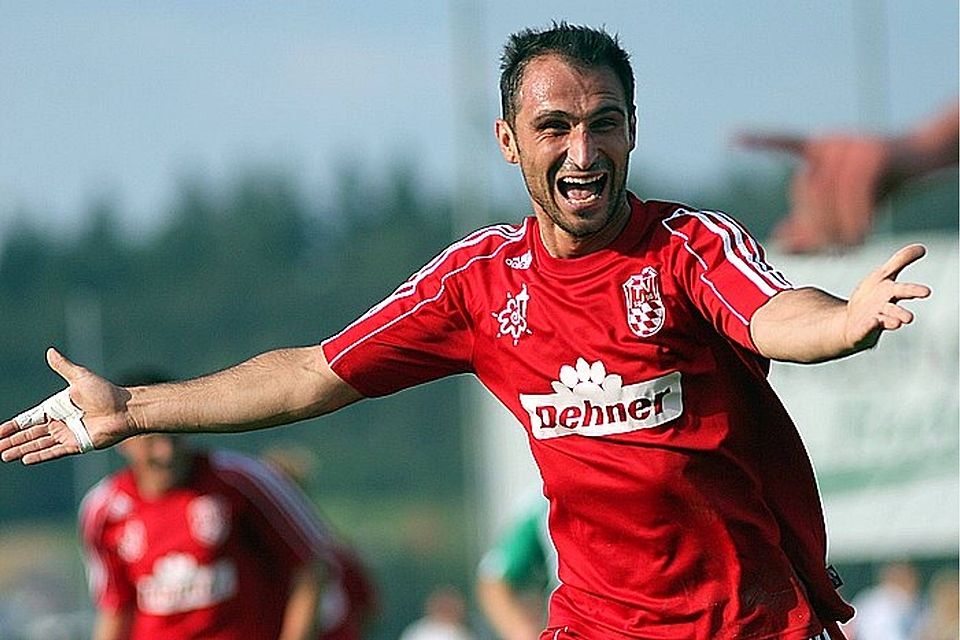 Zeljko Brnadic bejubelt den Sieg seines TSV Rain F: Wagner