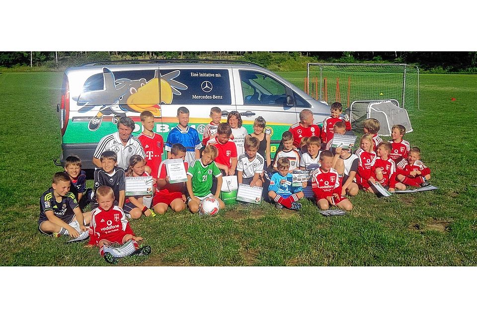 Erinnerungsfoto mit dem DFB-Mobil beim Training am 17. Juni 2014 in Ventschow. Foto: privat