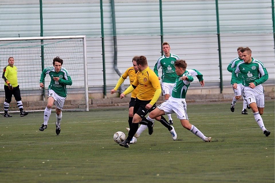 Feli Kaltofen (zentral/grün) spielt aktuell konstant auffällig in Sandersdorfs Landesligateam (FOTO: Holger Bär)