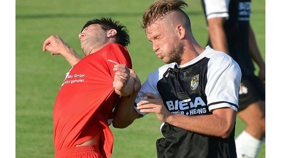 Augen zu und durch: Der FC Amberg (r. Kai Hempel) muss in Würzburg nach dem durchwachsenen Saisonstart eine Schippe drauflegen. F: Eberhardt