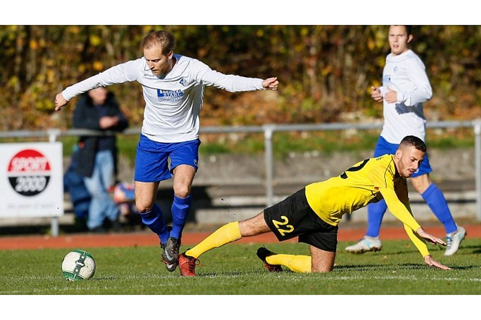 Durchgesetzt: Marco Lezzi vom FC Eislingen hat seinen strauchelnden Gegenspieler Emre Memis abgehängt.  Thomas Madel