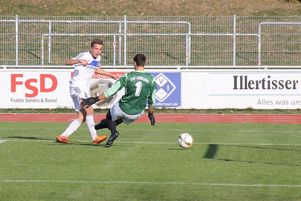 Mit dem 1:0 brachte Christoph Amann (links) seinen FV Illertissen II auf die Siegerstraße und beendete damit die Erfolgsserie des TSV Aindling und seines Keepers Sven Wernberger.  F.: Stephan Müller