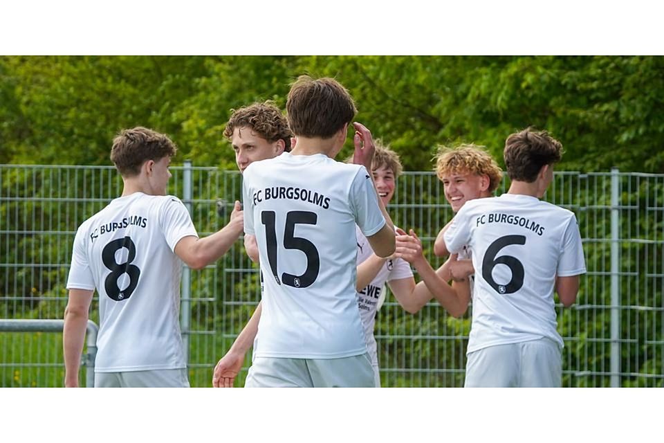 Jubeln nach dem Sieg und hoffen auf den Klassenerhalt: die Fußball-B-Junioren des FC Burgsolms. © Isabel Althof
