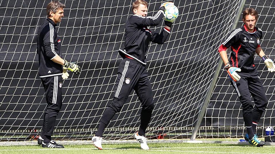 Zwei Jahre lang trainierte Maximilian Riedmüller (r.) mit Manuel Neuer (M.). In der ersten Saison gehörte auch Hans-Jörg Butt zum Torwarttrio des FC Bayern.