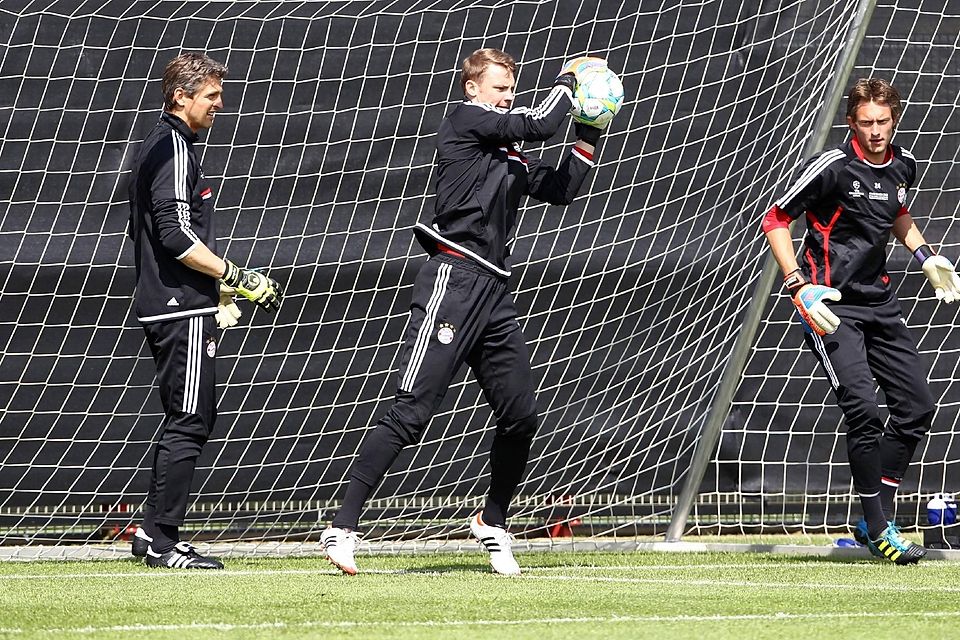 Zwei Jahre lang trainierte Maximilian Riedmüller (r.) mit Manuel Neuer (M.). In der ersten Saison gehörte auch Hans-Jörg Butt zum Torwarttrio des FC Bayern.