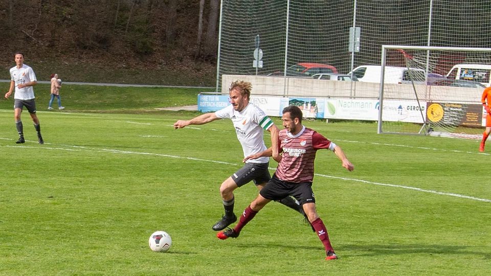 Dieses Duell mit Miesbachs Markus Weinbacher (2.v.l) gewann Andreas Götschl. Allerdings war der Kapitän des FC Real Kreuth der Pechvogel des Derbys, der mit einem Eigentor der einzige Treffer des Tages beisteuerte.