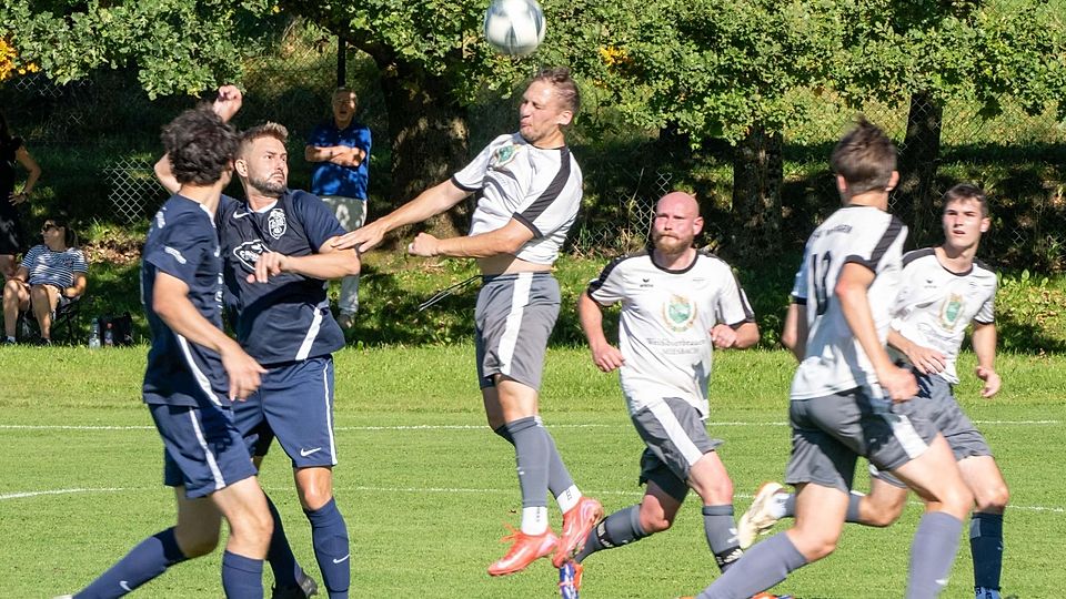 Den Gegner gut im Griff: Der TSV Weyarn (helle Trikots) erarbeitete sich gegen den ASC Geretsried viele Chancen.