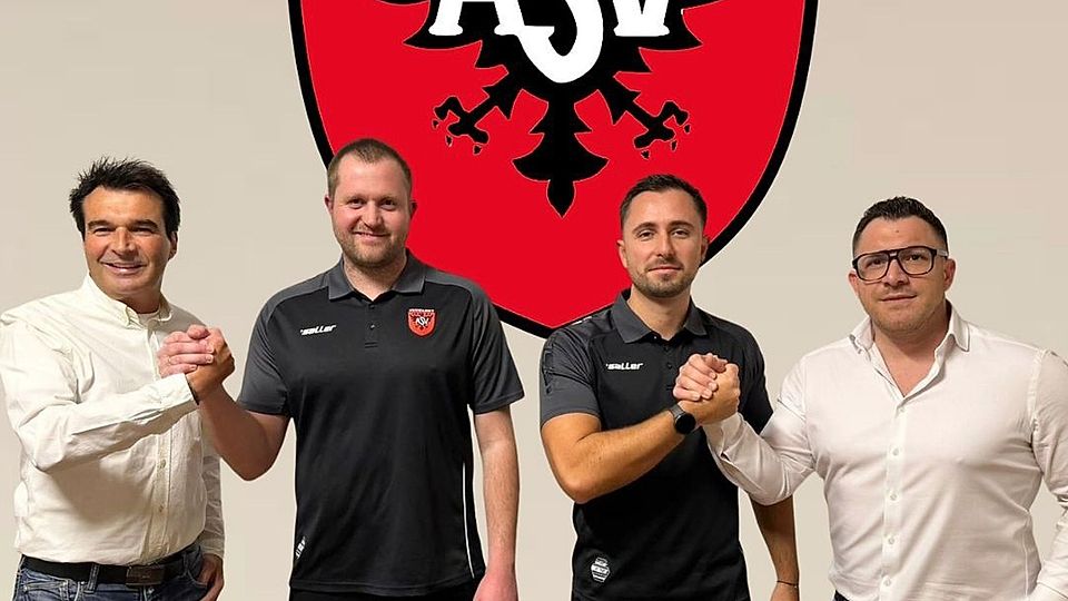 Die sportlichen Leiter Stefan Pröpster (links) und Benedikt Thier (rechts) freuen sich über den Verbleib der beiden Trainer Sven Zurawka (Zweiter von links) und Drilon Asani.