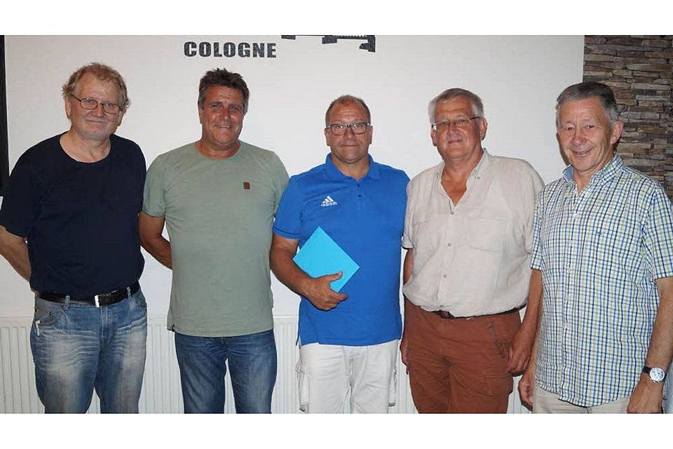 Die geehrten Schiedsrichter mit Peter Oprei (v.r.) vom Verbandsschiedsrichterausschuss: Olaf Wegner, Werner Köhler, Karl Bodden und Norbert Szyszka. 