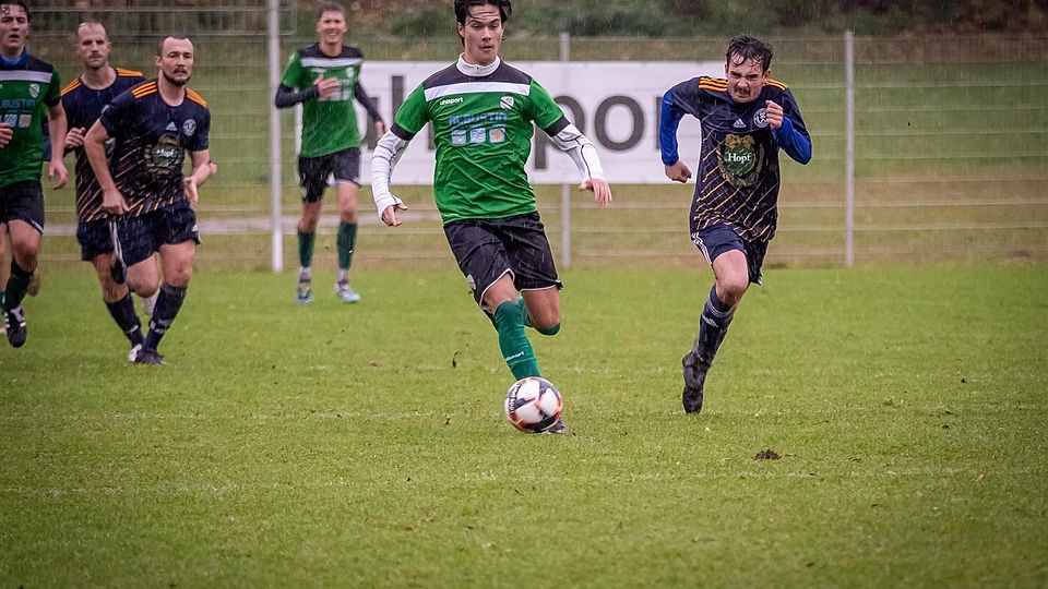 Trotzten dem widrigen Wetter: Die SG Tegernseer Tal um Nicolas Preiss (vorne l.) unterlag dem SC Wörnsmühl mit Kaspar Schoner (vorne r.) zu Hause mit 0:2.