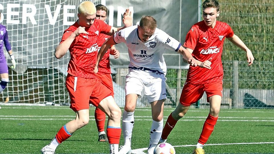 Lennard Schweder (l.) netzte im April für den SV Bruckmühl.