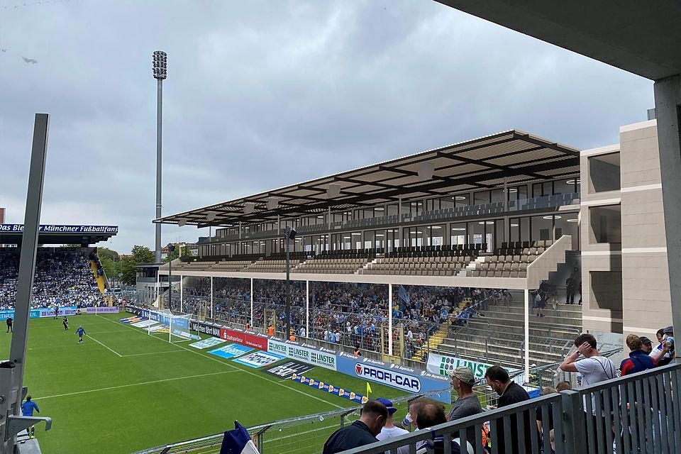 Die Zukunft? So könnte die Osttribüne – mit VIP-Plätzen – im sanierten Grünwalder Stadion bald aussehen.