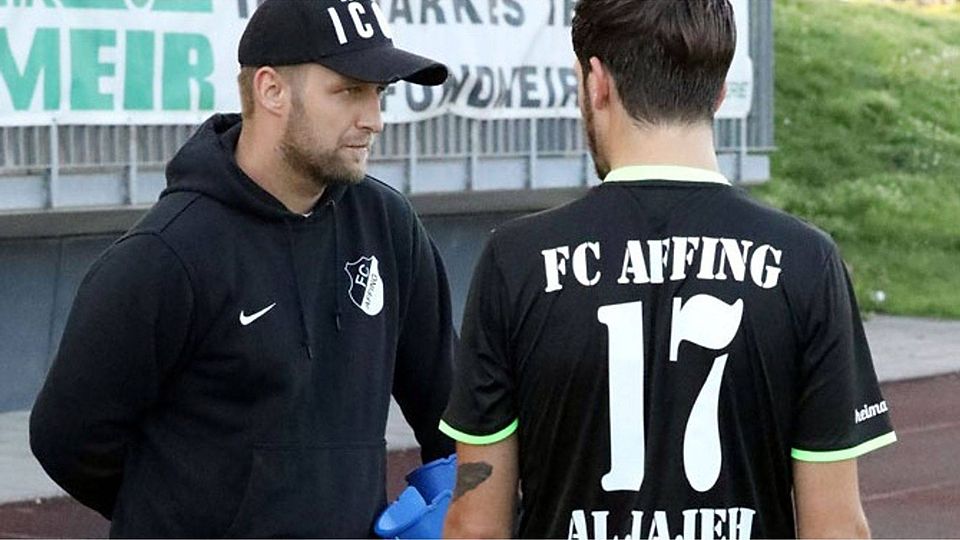Tobias Jorsch (links) wird sich weiterhin mit Marc-Abdu Al-Jajeh über die Zukunft des FC Affing unterhalten. Gemeinsam bilden sie auch in der Saison 2018/19 das Spielertrainer-Duo des Bezirksligisten. 	F.: Richly
