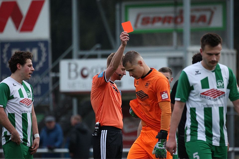 Die erste Rote: Referee Florian Islinger zückte dreimal Rot, hier gegen den Schaldinger Schlussmann Marius Herzig..