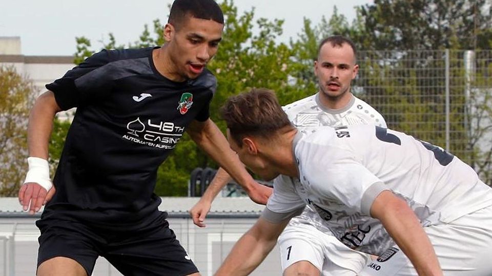 Mounir Sahraoui (am Ball) erzielte den ersten Treffer für Dersim Rüsselsheim gegen den TSV Seckmauern. Hier tänzelt er Ingo Dörsam (vorne) und Philip Trares von der SG Wald-Michelbach aus.	Foto: Andre Dziemballa