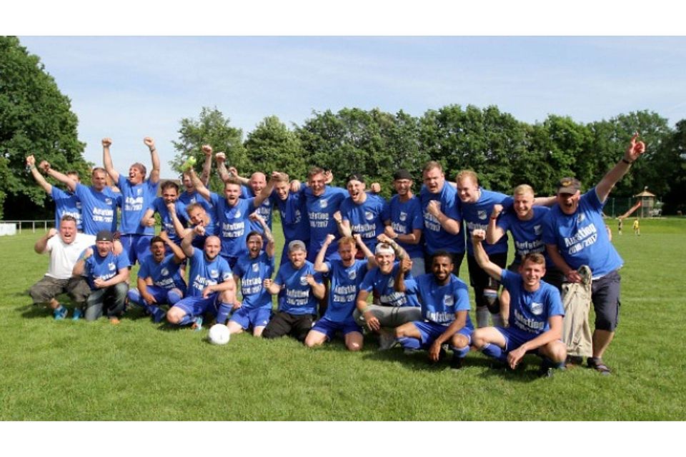 Geschafft: FC BW Holtrup feiert die Meisterschaft in der Kreisliga B Süd. F: NW