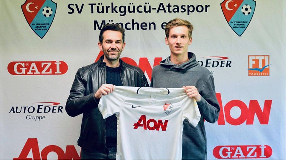 Türkgücü-Kaderplaner Robert Hettich freut sich über den geglückten Deal mit Maxi Engl (re.)    Foto: Verein