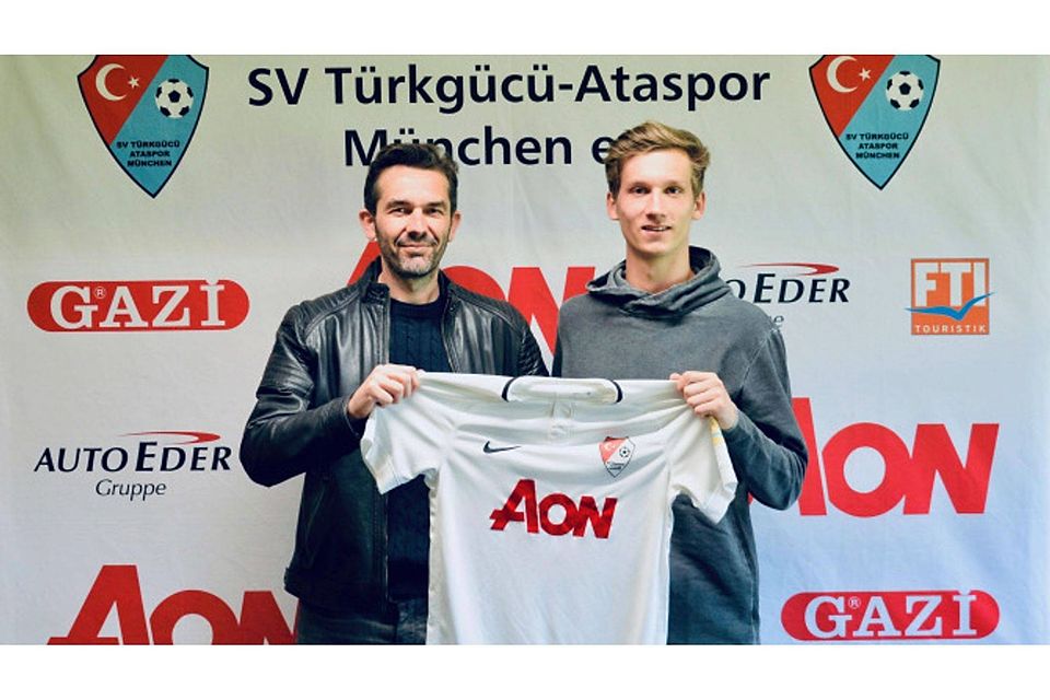 Türkgücü-Kaderplaner Robert Hettich freut sich über den geglückten Deal mit Maxi Engl (re.)    Foto: Verein