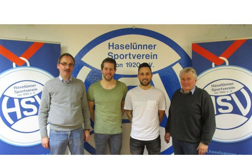 Ein neues Trainerduo hat der Haselünner SV für die kommende Saison verpflichtet. Das Foto zeigt den Vorsitzenden Gerd Papenbrock, André Hohmann, Kevin Landgraf und Fußballobmann Günter Strotmann (v.l.). Foto: Haselünner SV