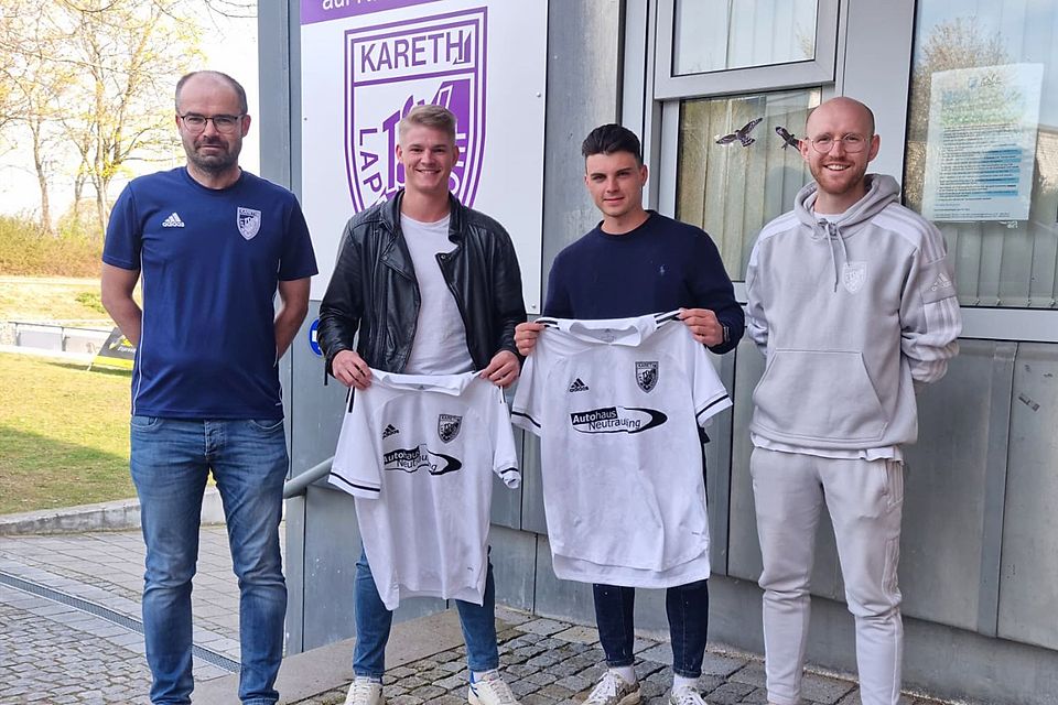 Spielertrainer Michi Kirner (r.) und Sportlicher TSV-Leiter Matthias Bösl begrüßen Felix Zillner (2. v. l.) und Peter Hofbauer auf Kareths Höhen.