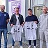 Spielertrainer Michi Kirner (r.) und Sportlicher TSV-Leiter Matthias Bösl begrüßen Felix Zillner (2. v. l.) und Peter Hofbauer auf Kareths Höhen.