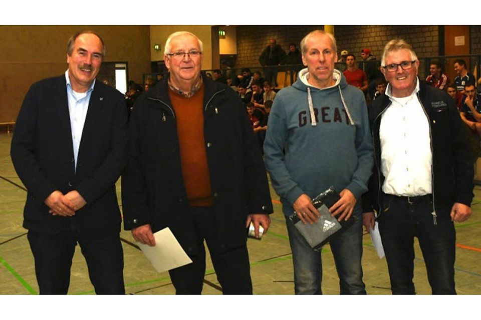 Fußballkreis-Chef Rolf Müller (r.) und sein Stellvertreter Jürgen Liehn (l.) zeichneten die Ehrenamtspreisträger Rainer Kilian (2. v. r.) und Friedhelm Wiedenbrücher aus. Foto: Plum/Fußballkreis Fußballkreis-Chef Rolf Müller (r.) und sein Stellvertreter Jürgen Liehn (l.) zeichneten die Ehrenamtspreisträger Rainer Kilian (2. v. r.) und Friedhelm Wiedenbrücher aus. Foto: Plum/Fußballkreis