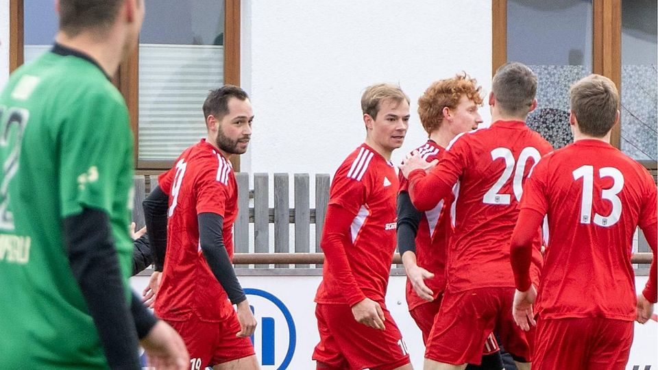 Schulterklopfen für den Torschützen: Anian Trettenhann wurde nach dem 1:0 von seinem Team gefeiert.